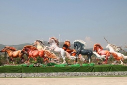 'Hồi sinh' 8 linh vật ngựa ở xã biên giới Quảng Trị bị phá mất đầu, cụt chân