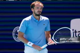 Rực lửa tennis Miami Open: Medvedev & ĐKVĐ đồng loạt thua sốc, Zverev "hú vía"