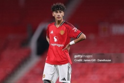 Thần đồng 15 tuổi được MU ưu ái đặc biệt, mở toang cửa lên đội một