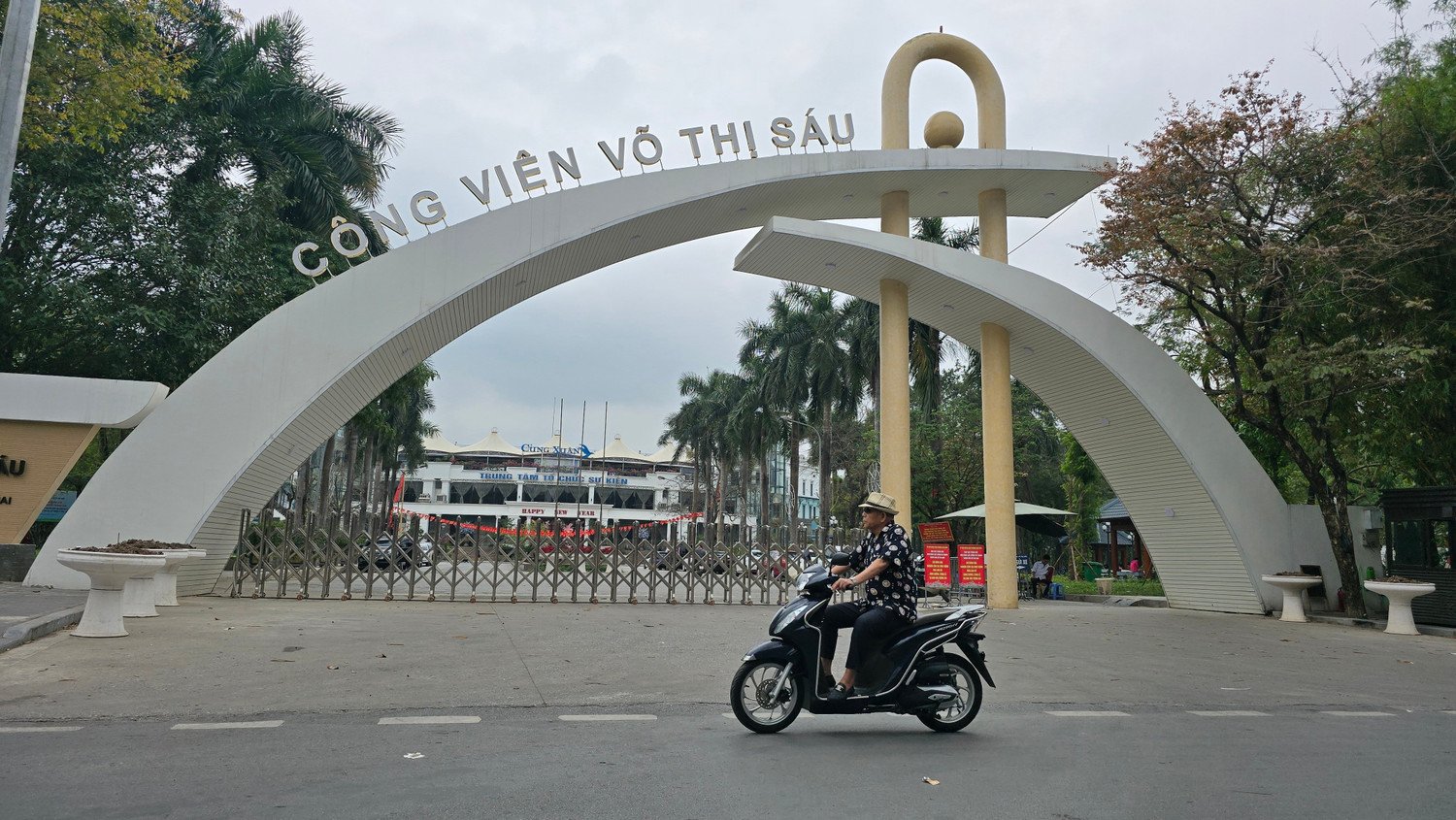 Hiện tại, Hà Nội đang quản lý 6 nhà hát nhưng các địa điểm hiện có đã đầu tư cách đây 20 năm, không đủ tiêu chuẩn kỹ thuật hoặc không gian quá chật hẹp, không đáp ứng được yêu cầu của công nghiệp hóa nghệ thuật biểu diễn.