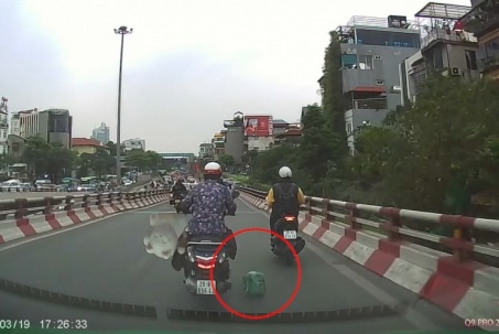 Clip: Rơi đồ giữa cầu, “ninja” dừng xe bất ngờ khiến ô tô tránh không kịp