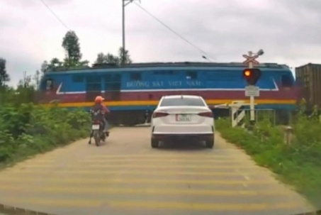 Hai nữ sinh liều lĩnh vượt gác chắn khi tàu lao tới, thoát nạn trong gang tấc
