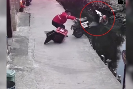 Clip: Thanh niên “đen đủi nhất năm”, vừa dựng xe đã lao thẳng xuống mương