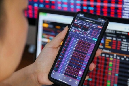 Chứng khoán liên tục giảm mạnh, nhà đầu tư có nên bắt đáy cổ phiếu?