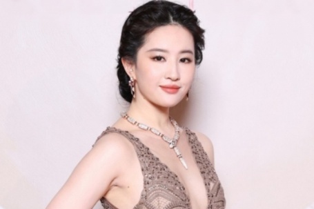 Lưu Diệc Phi theo mốt không nội y