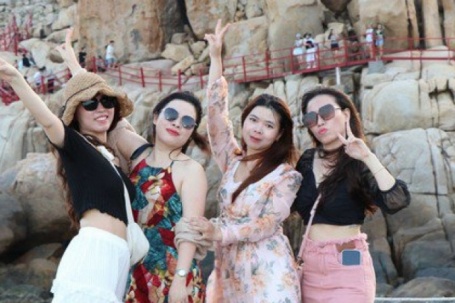 Đắm mình trong vẻ đẹp của Hang Rái