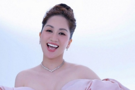 Khánh Thi khoe vẻ gợi cảm tuổi 44