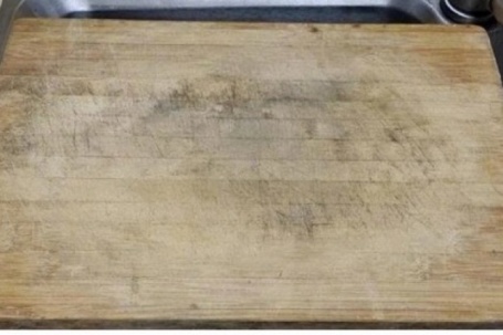 Thớt gỗ bẩn lâu ngày? Áp dụng ngay những mẹo này để sạch bong như mới