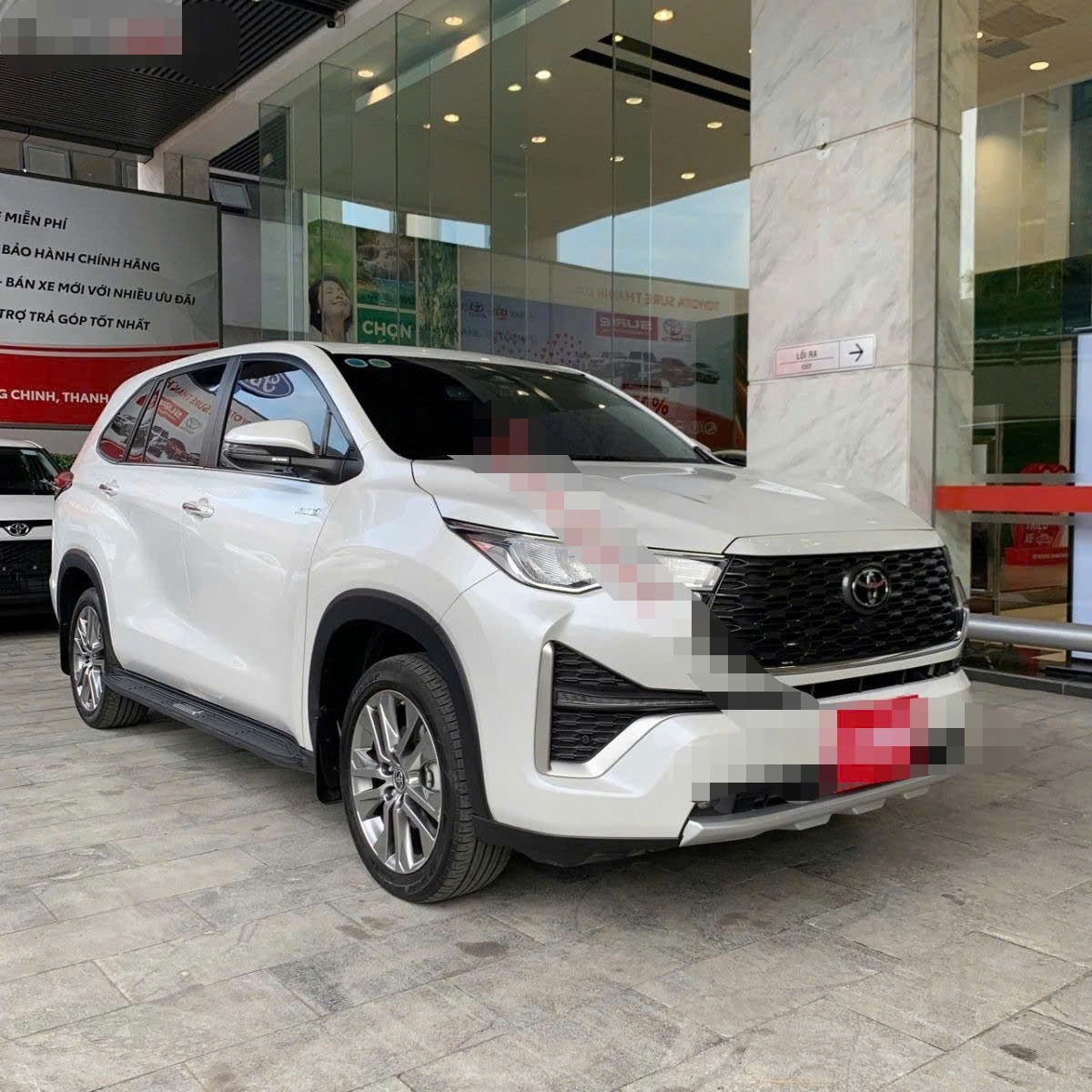 Ảnh thực tế một chiếc&nbsp;Toyota Innova Cross cũ được rao bán.