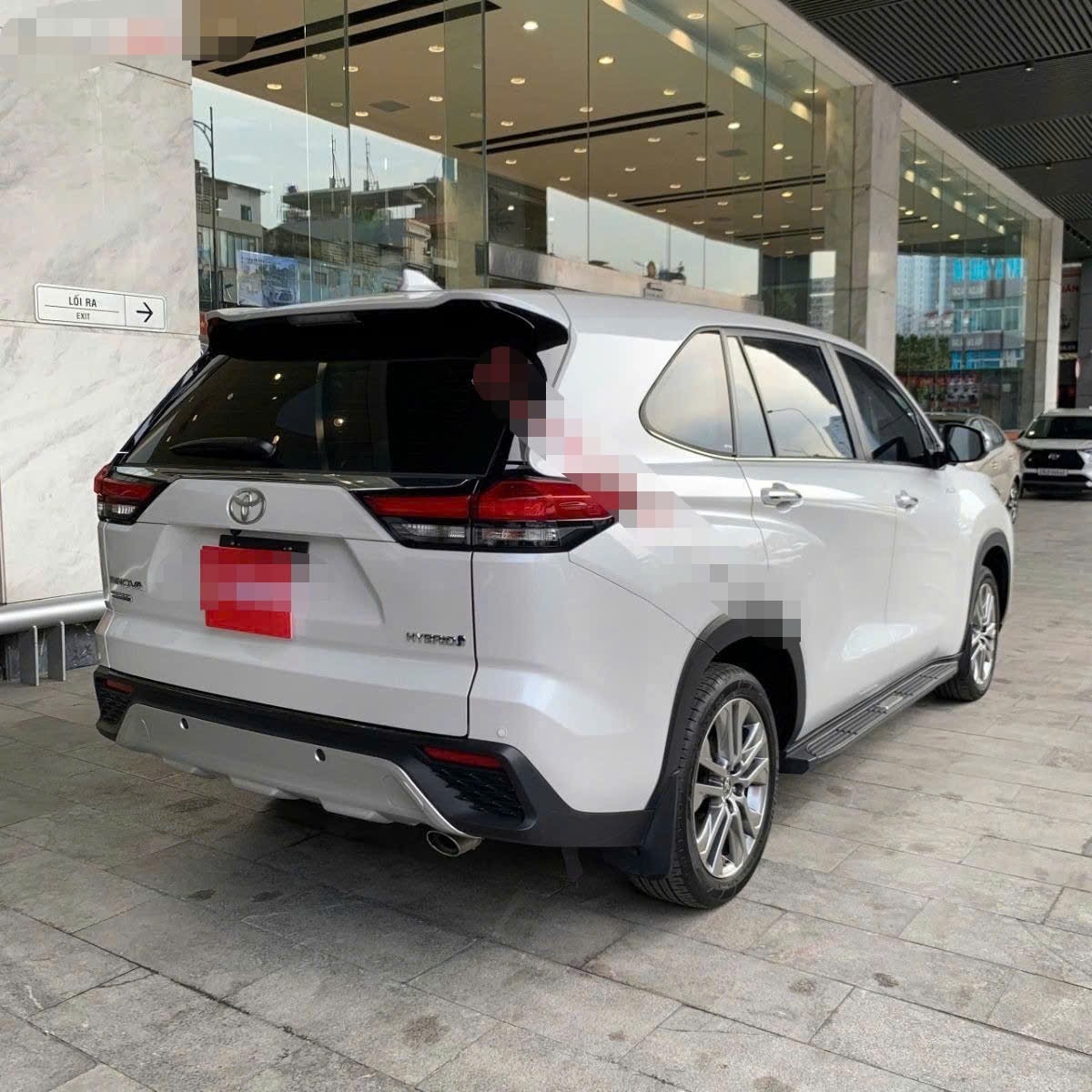 Ảnh thực tế một chiếc&nbsp;Toyota Innova Cross cũ được rao bán.