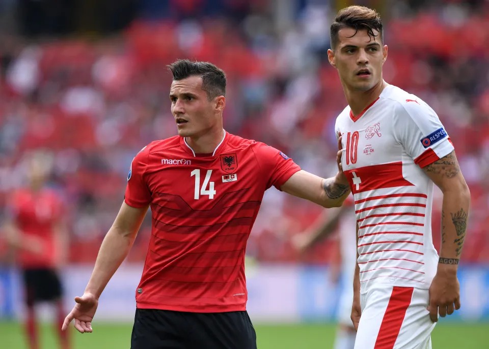Nhà Xhaka khá đặc biệt khi anh trai Taulent thi đấu cho Albania, còn em trai Xhaka thi đấu cho Thụy Sĩ