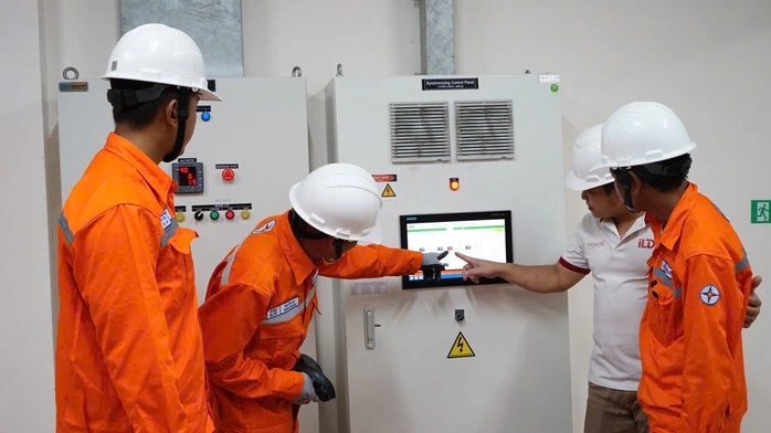 Công ty Điện lực phối hợp với khách hàng trong công tác đảm bảo điện