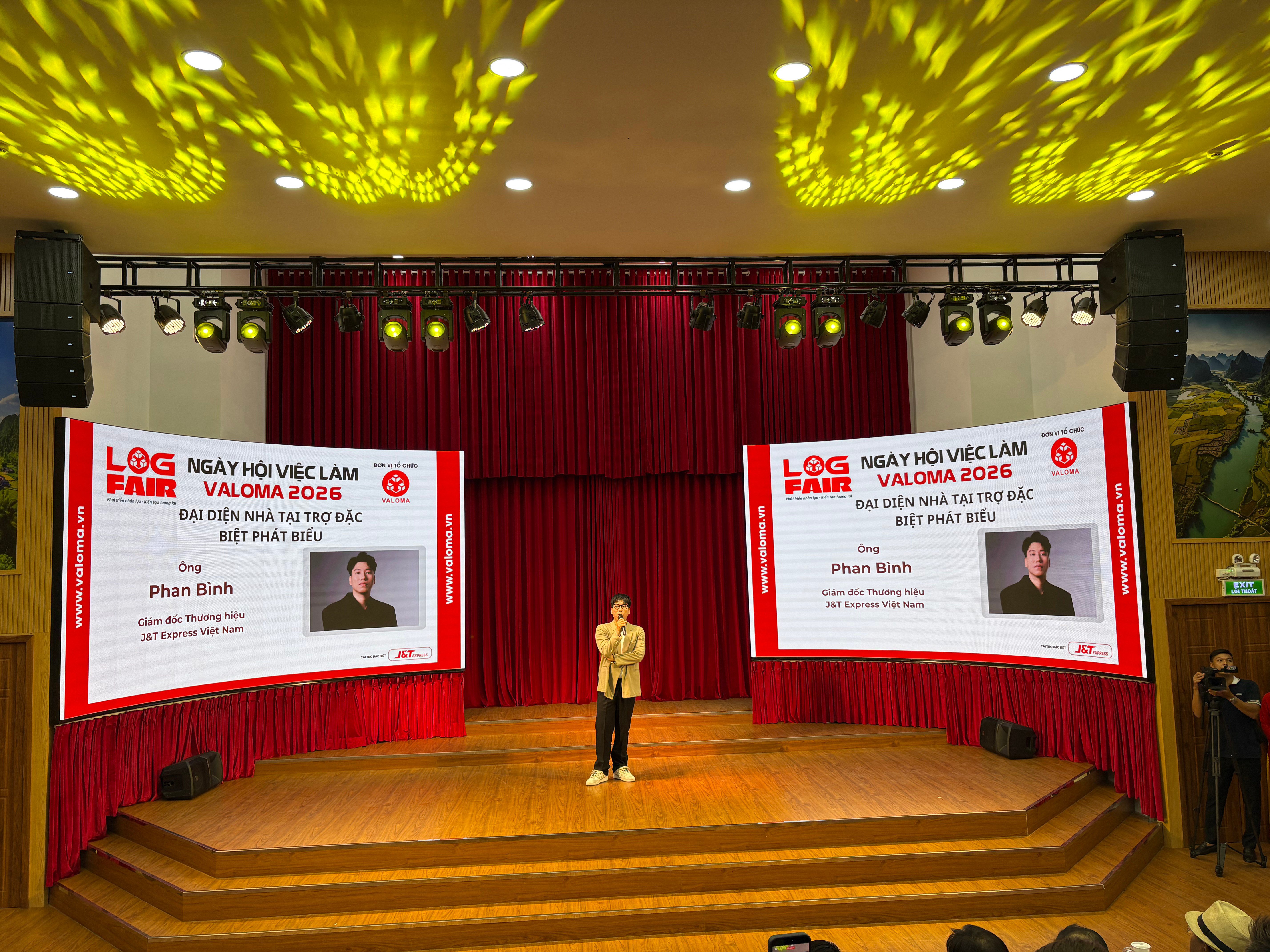&nbsp;Ông Phan Bình - Giám đốc Thương hiệu J&amp;T Express Việt Nam, tham gia giao lưu cùng sinh viên tại Ngày hội việc làm VALOMA 2026 ở điểm cầu TP.HCM.