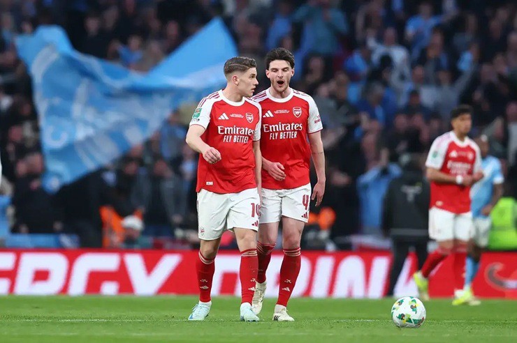 Arsenal đang gặp áp lực trong bối cảnh cuộc đua vô địch bước vào giai đoạn căng thẳng