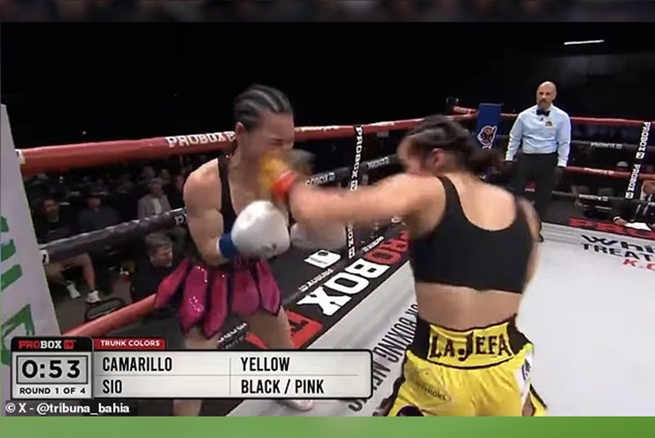 Camarillo tung ra hàng loạt cú đánh mạnh vào đầu, khiến Sio gục xuống sàn.