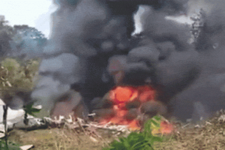 Khói lửa bốc cao tại hiện trường vận tải cơ C-130 rơi ở Colombia