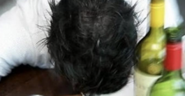 Người đàn ông trẻ nguy kịch sau khi uống một loại rượu ngoại