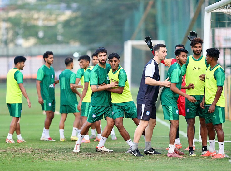 Bangladesh tập bài đá phạt góc chuẩn bị đấu ĐT Việt Nam.
