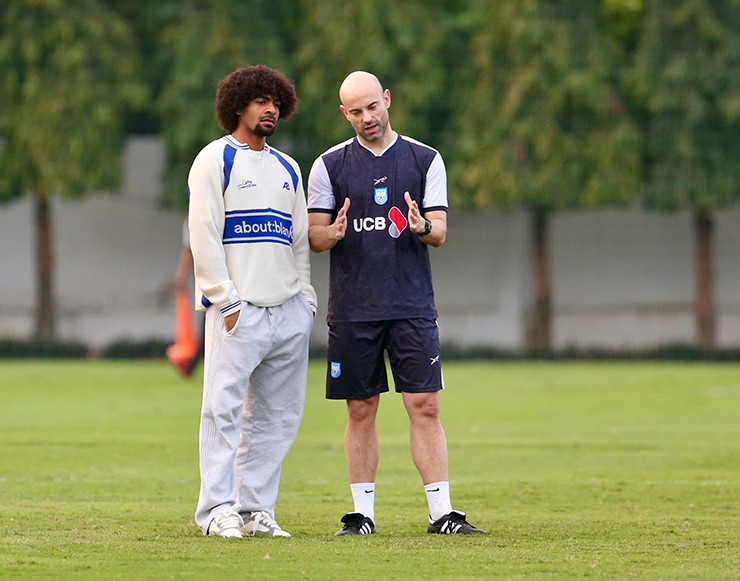 Hamza Choudhury (trái)&nbsp;có mặt trên sân cùng ĐT Bangladesh chiều ngày 24/3.