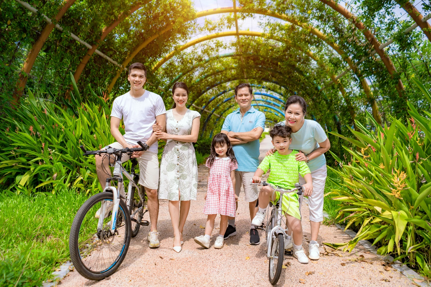 Cả gia đình dạo chơi tại công viên thuộc Khu đô thị mới Dương Nội