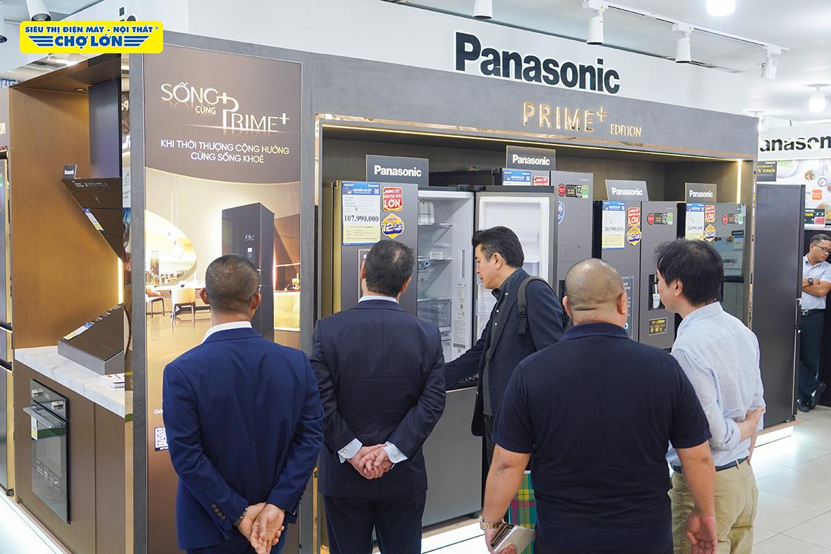 Đại diện của hai bên đã cùng nhau tham quan khu trưng bày các sản phẩm cao cấp của Panasonic