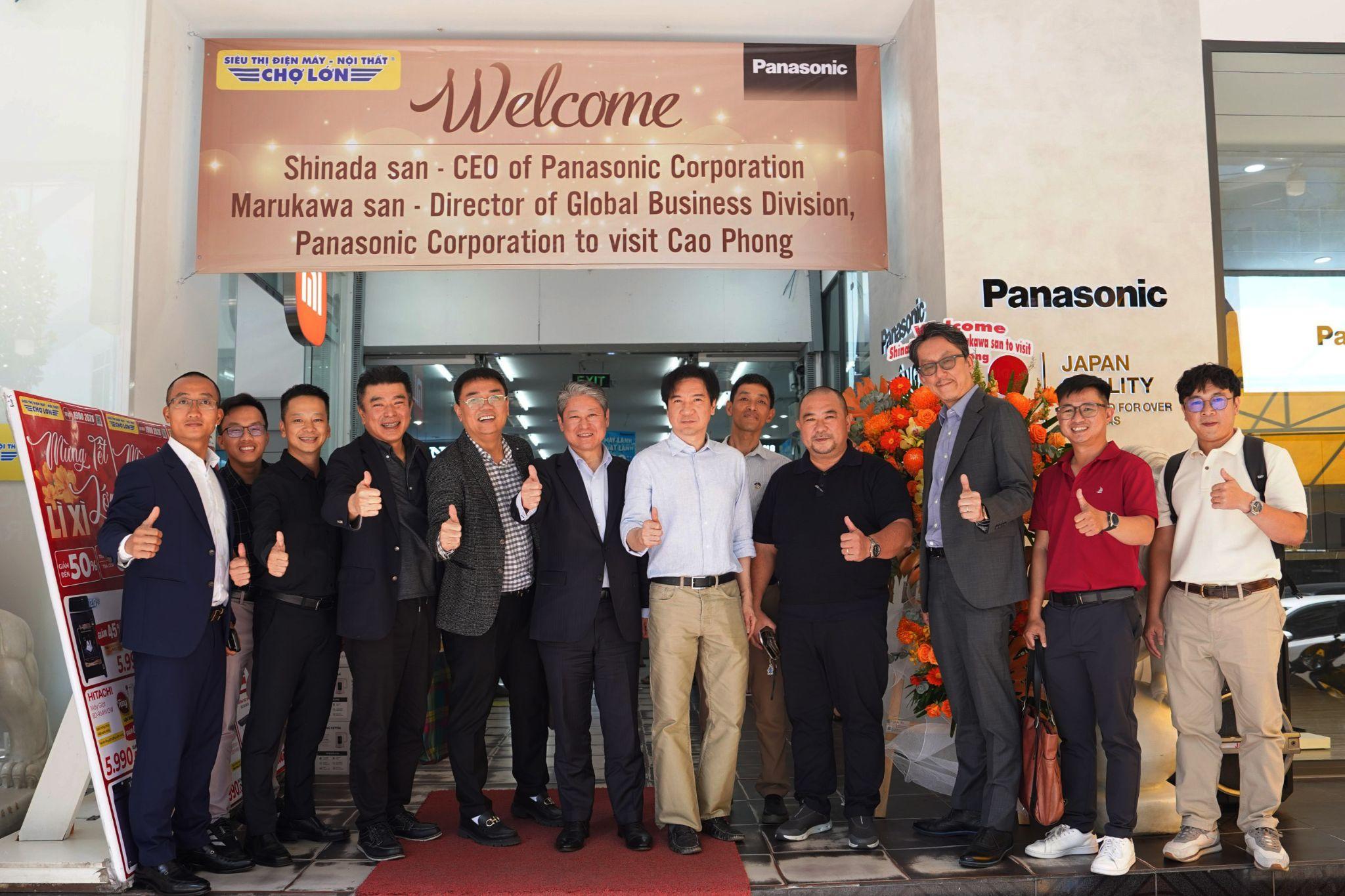 Ngài Shinada (CEO Panasonic toàn cầu) cùng Ban lãnh đạo Điện Máy Chợ Lớn trực tiếp trải nghiệm các dòng sản phẩm gia dụng thông minh thế hệ mới