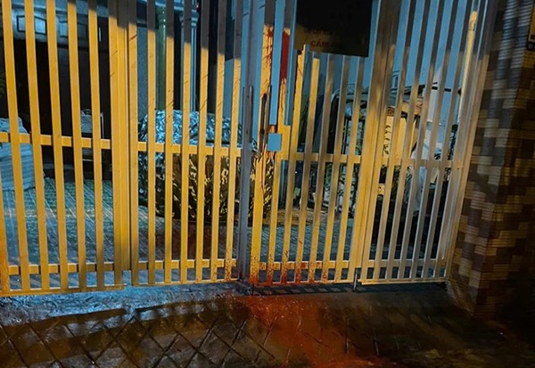 Căn nhà của bà Hồng (Rạch Giá, An Giang) đã bị tạt sơn 13 lần từ Tết đến nay. Ảnh do gia đình cung cấp, đã được đăng trên Tuổi trẻ online.&nbsp;