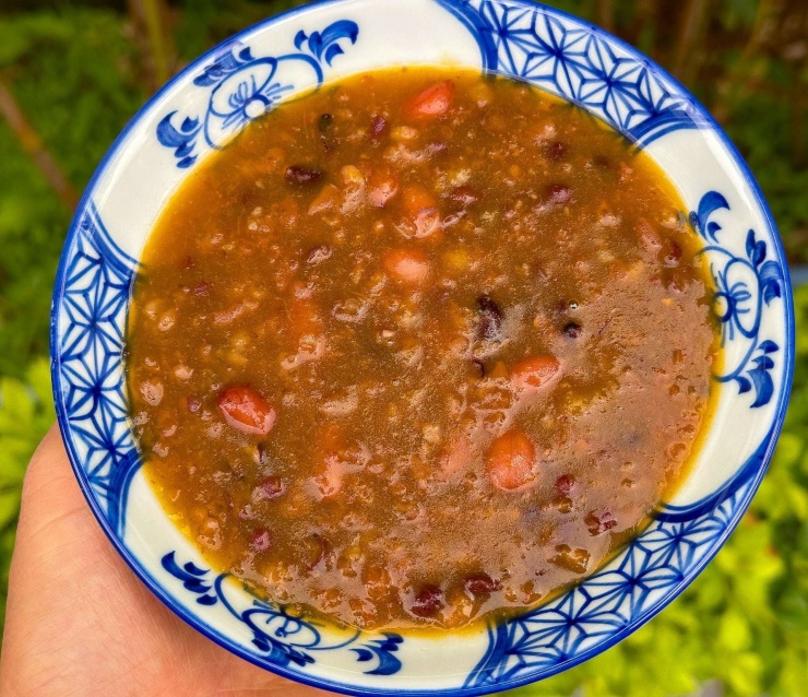 Trong Đông y, loại quả này có tính ấm, vị ngọt, giúp bổ tỳ, dưỡng vị, hỗ trợ tiêu hoá và tăng cường sức đề kháng.