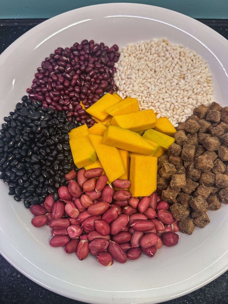 Nguyên liệu: bí đỏ, đậu đen, đậu đỏ, gạo nếp, lạc đỏ, đường mía