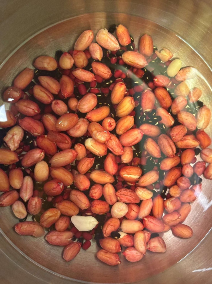 Ngâm lạc, đậu trước 30 phút sau đó đem đun sôi cho vào nồi ủ