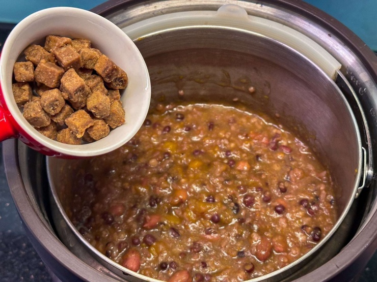 Thêm đường vào khuấy đều cho tan, gia giảm lại cho hợp khẩu vị