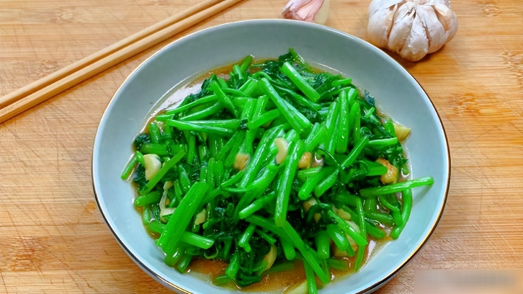 Loại rau "món ăn của Hoàng đế" tươi hơn hẹ, thơm hơn cần tây, xào đơn giản ăn ngon hơn cả thịt - 1