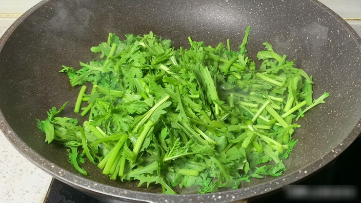 Loại rau "món ăn của Hoàng đế" tươi hơn hẹ, thơm hơn cần tây, xào đơn giản ăn ngon hơn cả thịt - 4