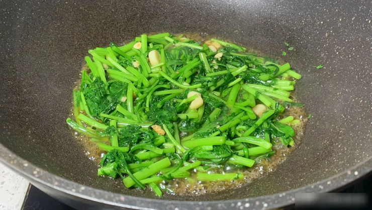 Loại rau "món ăn của Hoàng đế" tươi hơn hẹ, thơm hơn cần tây, xào đơn giản ăn ngon hơn cả thịt - 5