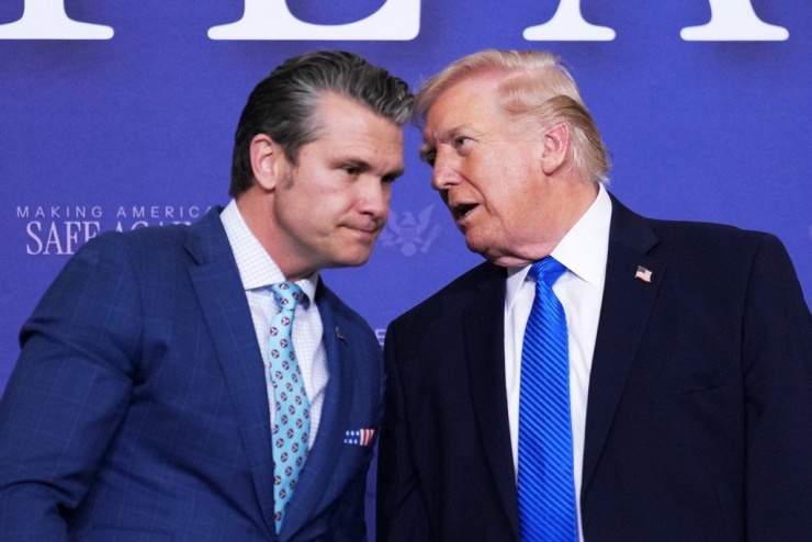 Tổng thống Mỹ Donald Trump trò chuyện với Bộ trưởng Chiến tranh Pete Hegseth ngày 23/3. Ảnh: AP