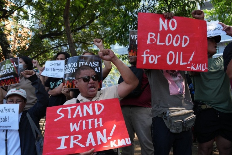 Đám đông biểu tình trước Đại sứ quán Mỹ ở Philippines ngày 23/3 để kêu gọi chấm dứt chiến tranh Trung Đông. Ảnh: AP
