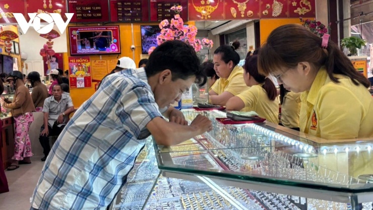 Giá vàng SJC chênh gần 30 triệu đồng/lượng: Có nên mua hay chờ hạ nhiệt? - 1