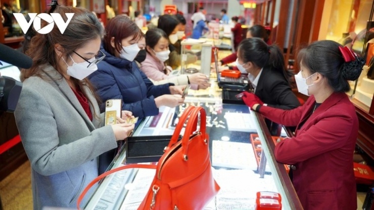 Giá vàng SJC chênh gần 30 triệu đồng/lượng: Có nên mua hay chờ hạ nhiệt? - 2