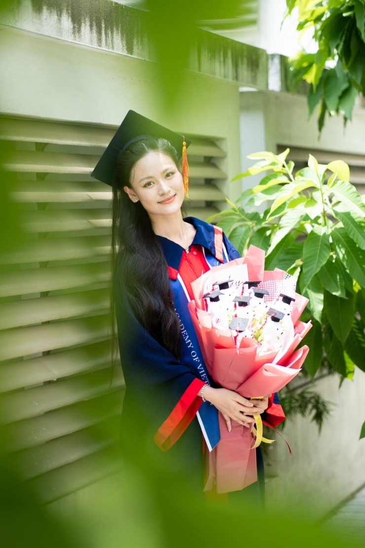 Phương Linh tốt nghiệp loại giỏi ngành Quan hệ Quốc tế tại Học viện Ngoại giao. Cô hiện làm nhân viên đối ngoại tại một công ty viễn thông.