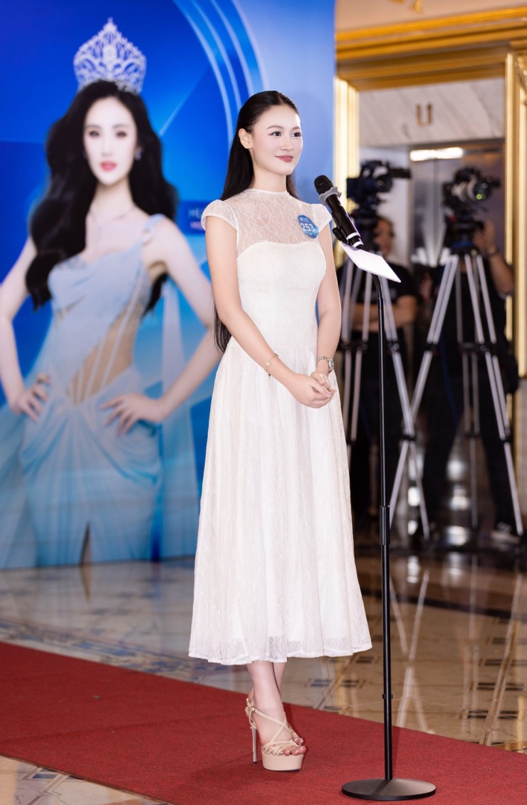 Ngay từ vòng sơ khảo, cô được giám khảo đánh giá cao về dung mạo, khả năng giao tiếp tự tin.