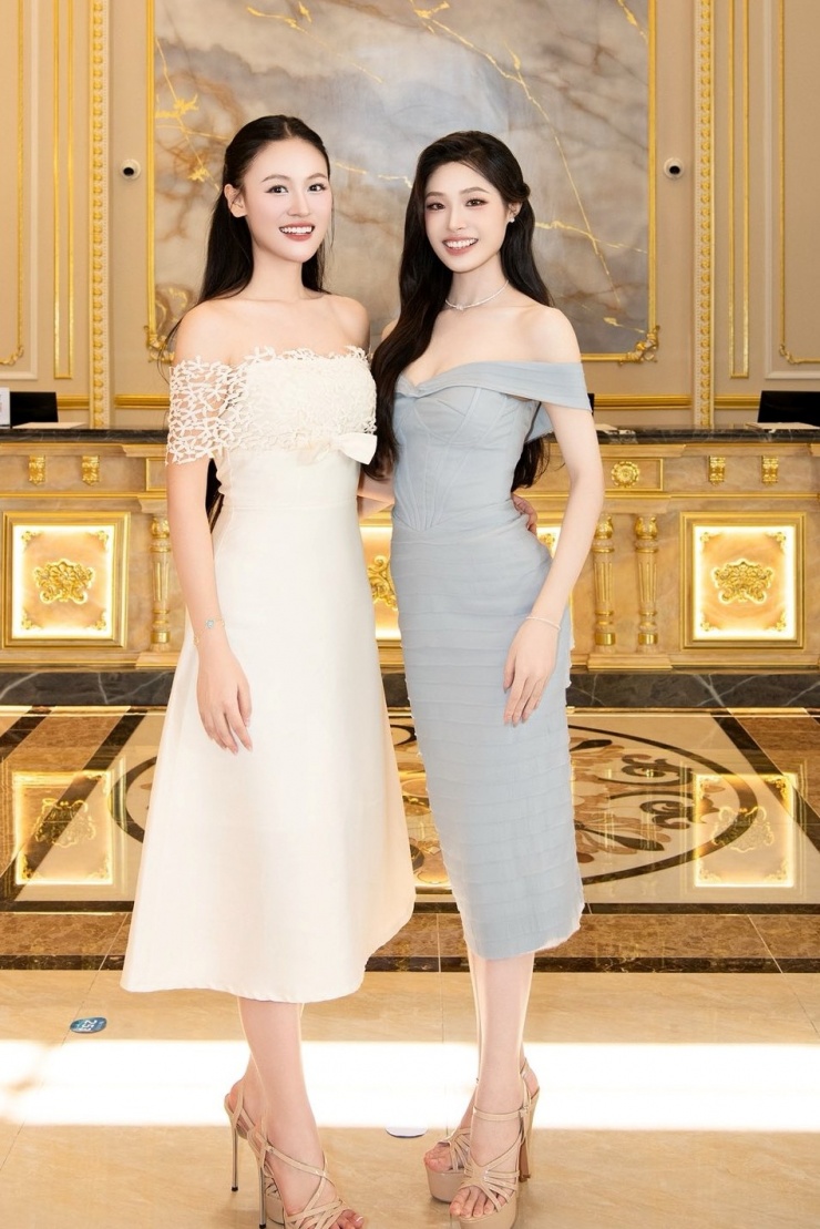 Hiện Trần Phương Linh (trái) cùng 47 thí sinh tập luyện để bước vào hai đêm thi quan trọng, gồm bán kết (25/3), chung kết (29/3) ở TP HCM. Tân hoa hậu sẽ giành quyền tham gia Miss World lần thứ 74.