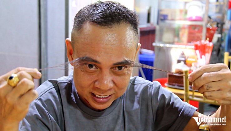 Anh Năng cho biết bộ lông mày của mình dài 23cm. Ảnh: Hà Nguyễn