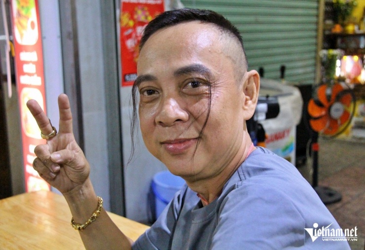 Anh khẳng định, lông mày của mình phát triển tự nhiên không có sự can thiệp của hóa chất, kỹ thuật ghép, nối. Ảnh: Hà Nguyễn