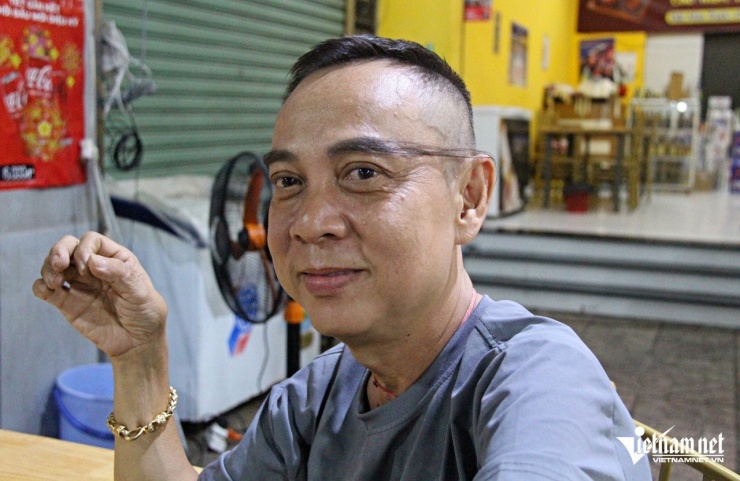 Để trông gọn gàng, thẩm mỹ, anh vén bộ lông mày dài của mình ra sau hai tai. Ảnh: Hà Nguyễn