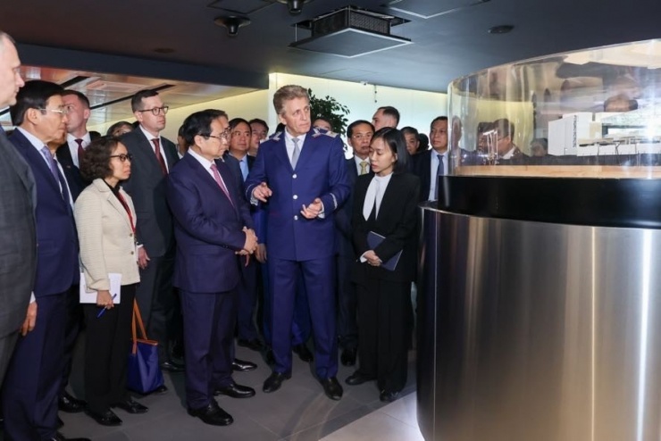 Thủ tướng Phạm Minh Chính thăm Trung tâm điều khiển hệ thống tàu điện ngầm Mátxcơva. Ảnh: VGP