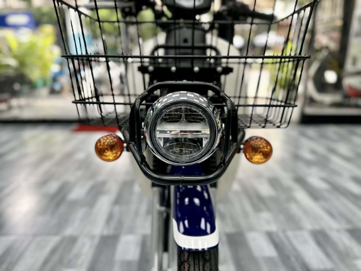 Xe 'thồ' Honda Cub 110 thiết kế lạ, giá 165 triệu đắt ngang xe tay ga cao cấp - 3