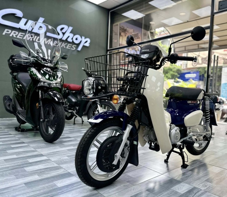 Xe 'thồ' Honda Cub 110 thiết kế lạ, giá 165 triệu đắt ngang xe tay ga cao cấp - 2