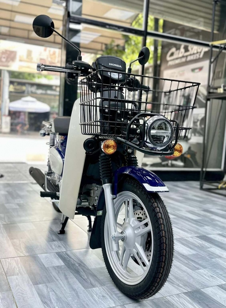 Xe 'thồ' Honda Cub 110 thiết kế lạ, giá 165 triệu đắt ngang xe tay ga cao cấp - 4