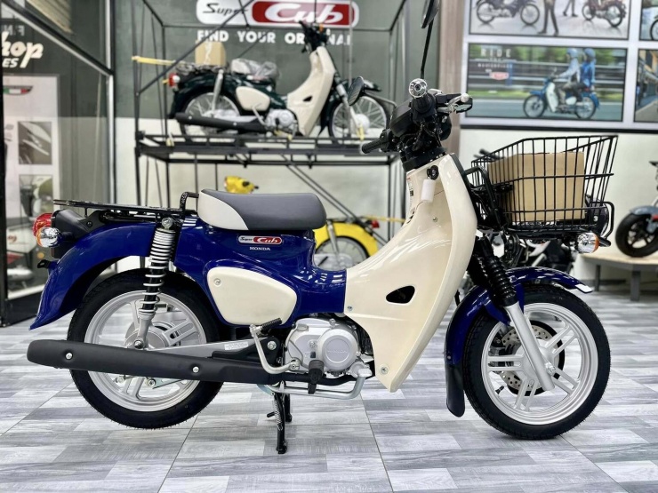 So với các mẫu Cub đang bán phổ biến tại Việt Nam, thiết kế của Honda Super Cub 110 Pro mang đậm chất “xe thồ” với nhiều chi tiết khác biệt. Ảnh: Cub shop.