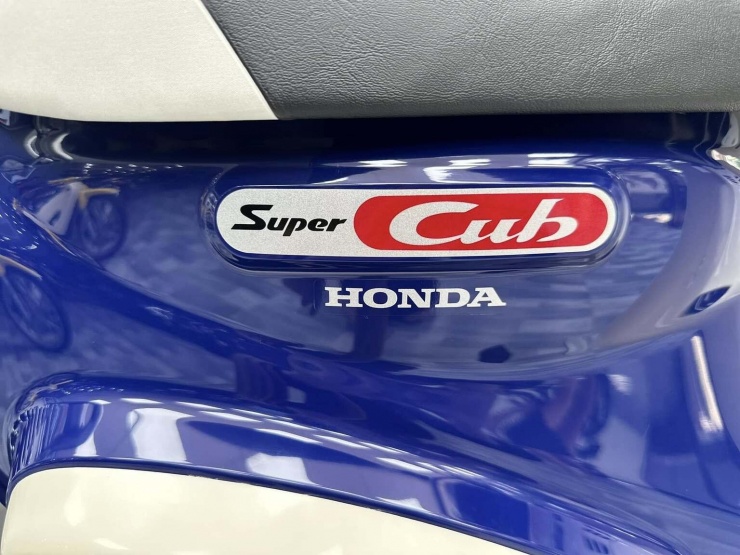 Phía sau là baga bản rộng, khung xe lộ rõ và hệ thống treo gia cố, tạo cảm giác thực dụng hơn là thời trang. Ảnh: Cub shop.